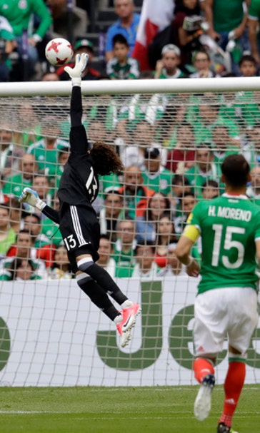 Bradley's stunning early goal helps US to 1-1 tie at Mexico